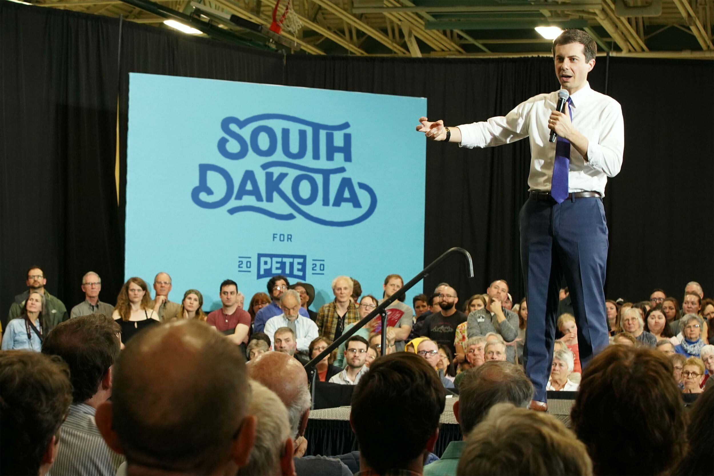 Pete for America — crowd rally with South Dakota placard